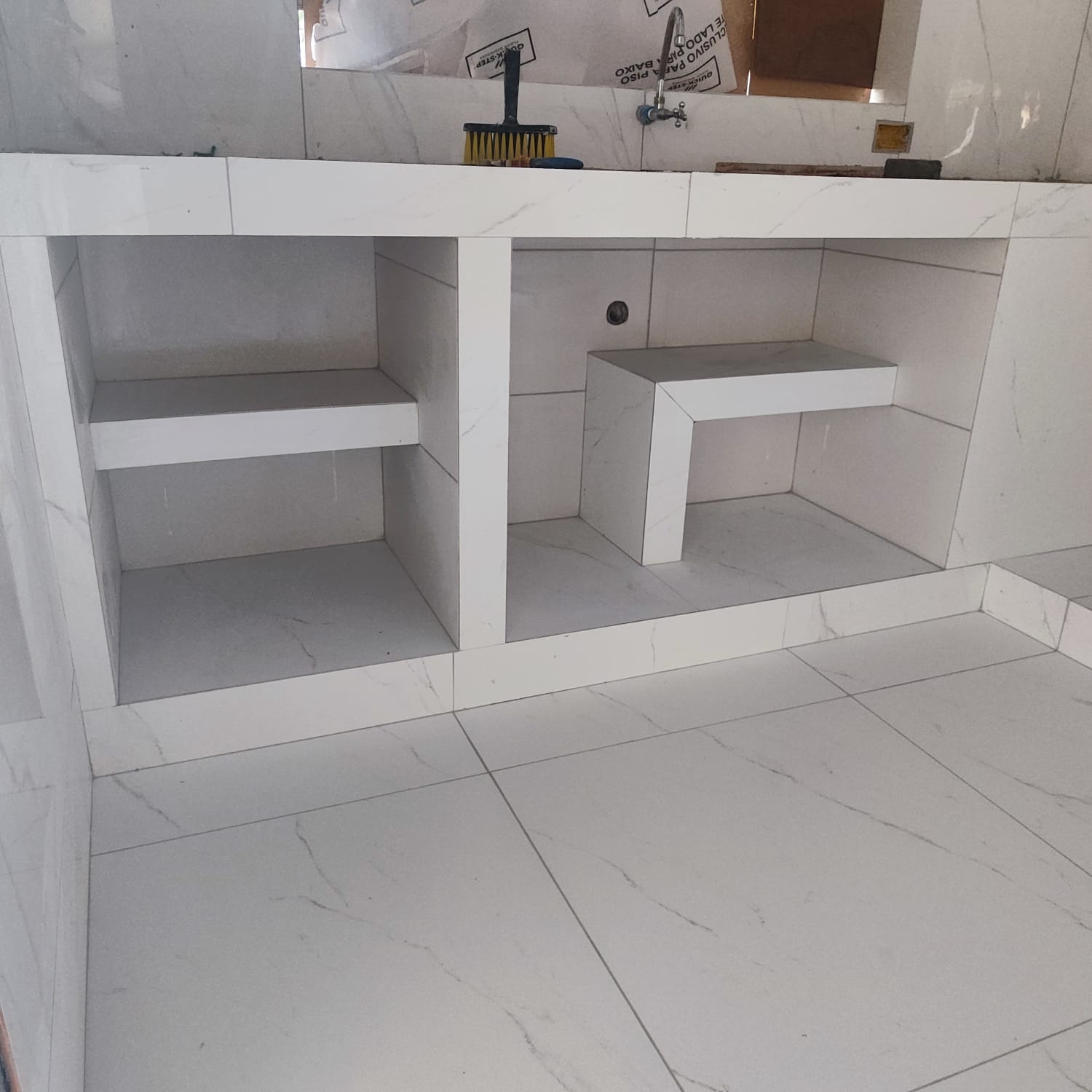 Trabalho de porcelanato e revestimento realizado por Andreis Azulejista
