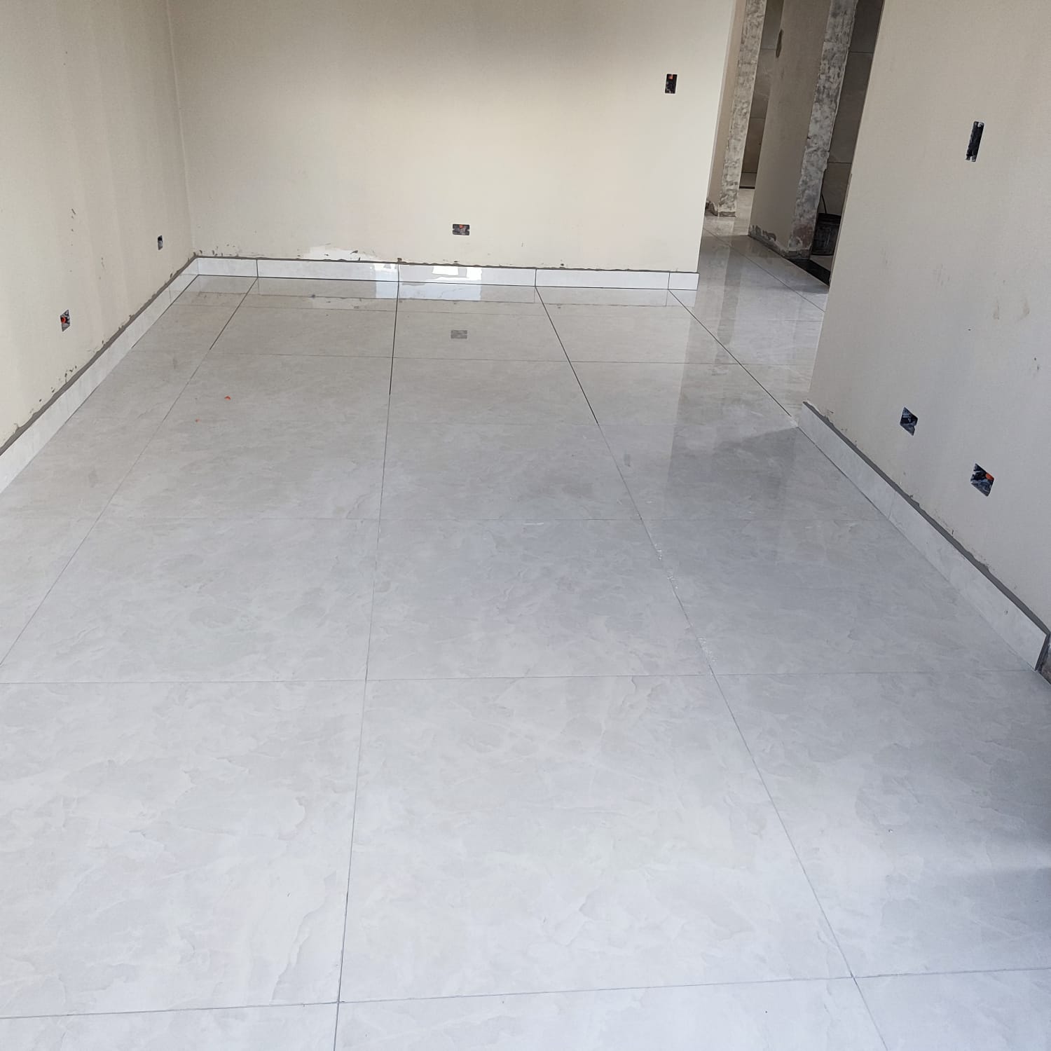 Piso em porcelanato claro instalado
