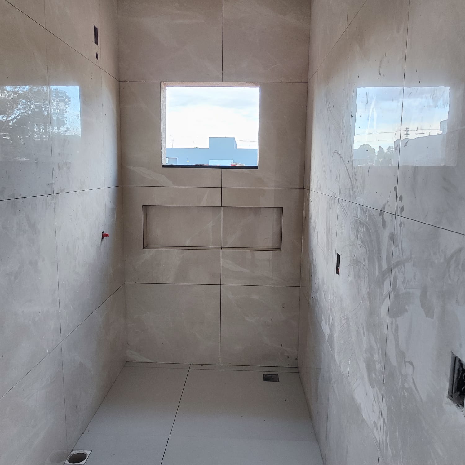 Banheiro revestido com nicho embutido