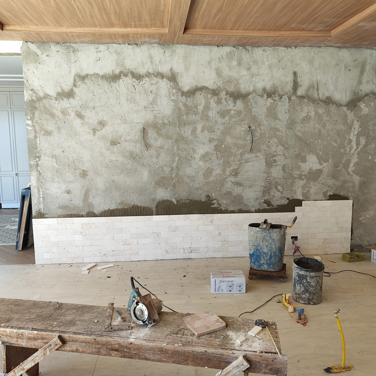 Execução de revestimento em parede interna