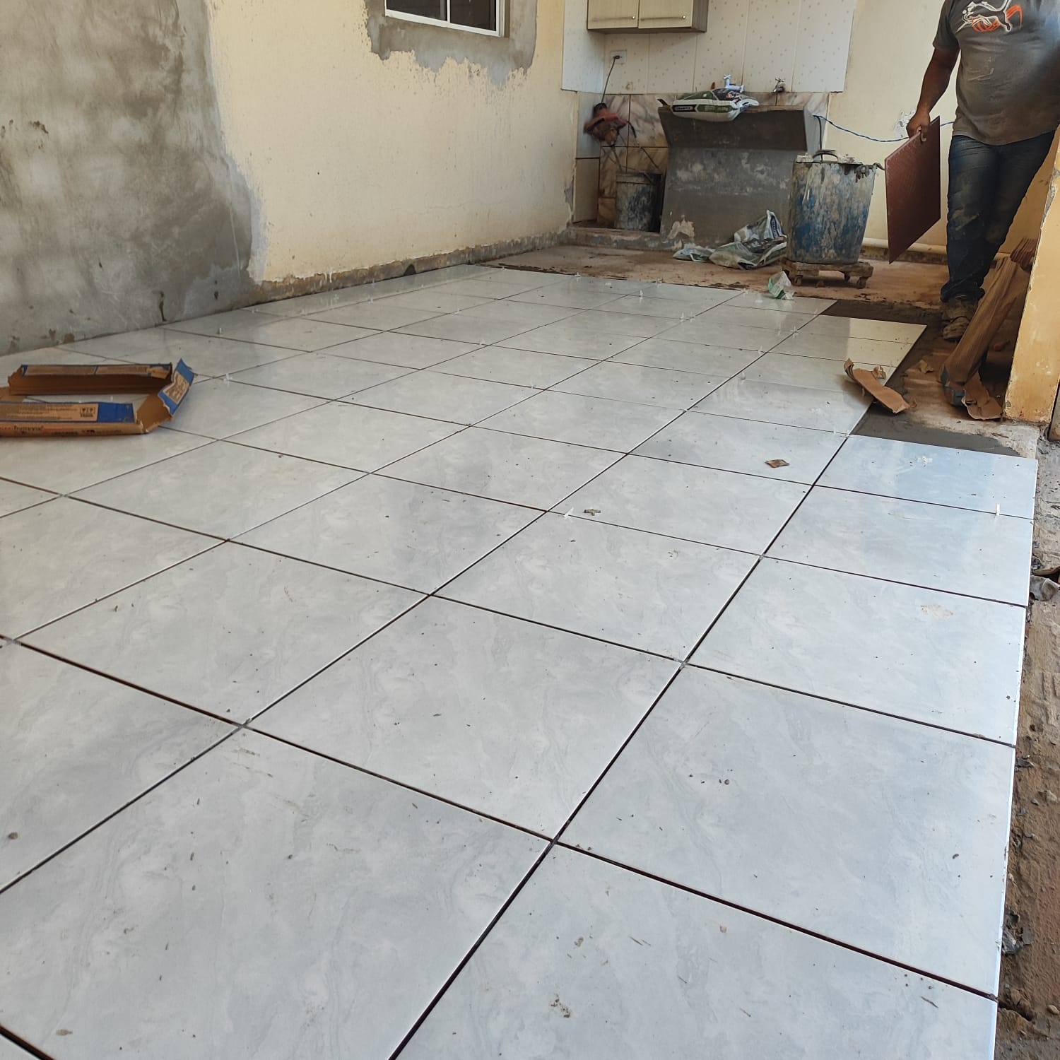 Área com piso cerâmico em fase de instalação