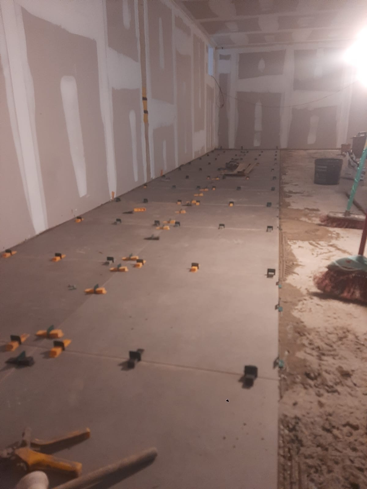 Piso em assentamento durante a obra